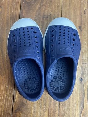Native shoes Jefferson style foam toddler shoes size 6